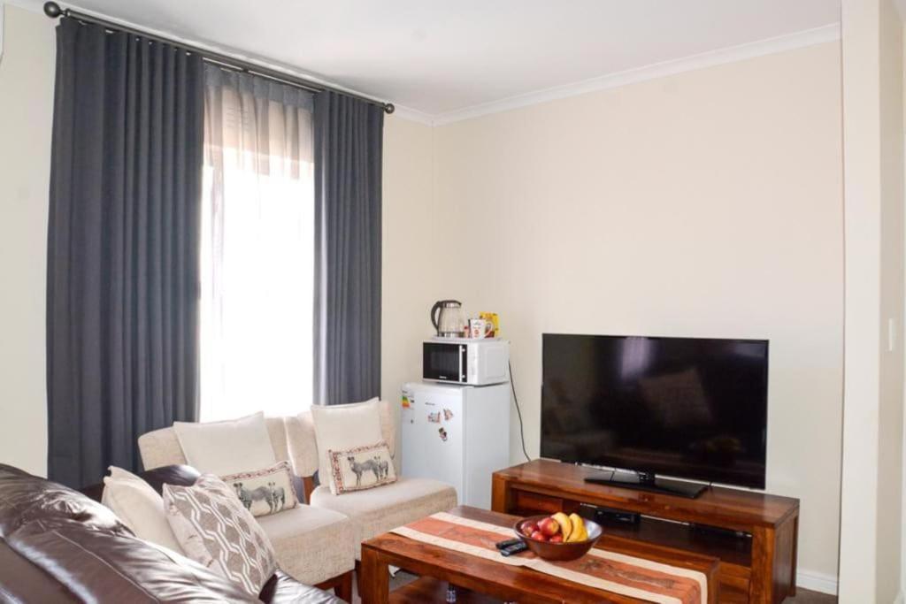 Holiday home Spacious 4 Bdr With Mountain Views ,pool And Solar Backup Cape Town