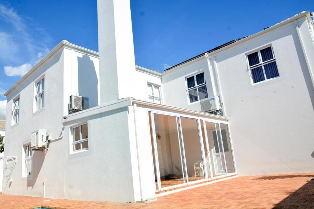 Holiday home Spacious 4 Bdr With Mountain Views ,pool And Solar Backup *