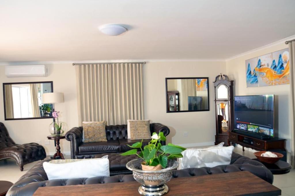 Spacious 4 Bdr With Mountain Views ,pool And Solar Backup *