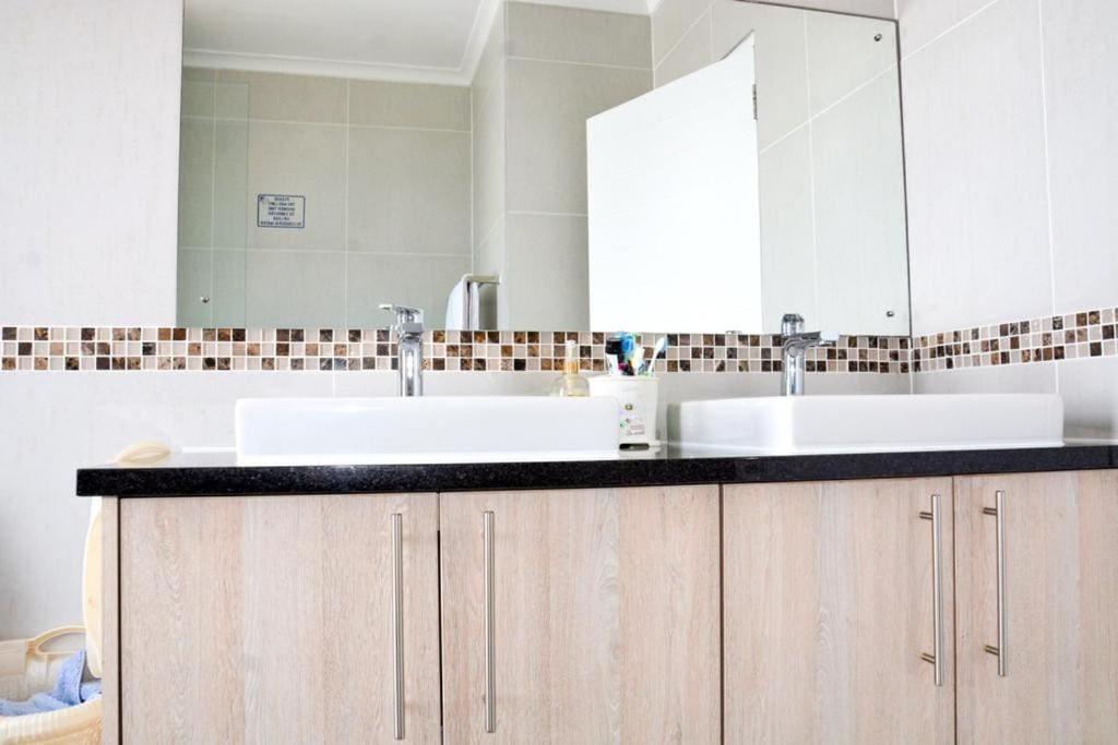 Holiday home Spacious 4 Bdr With Mountain Views ,pool And Solar Backup Cape Town