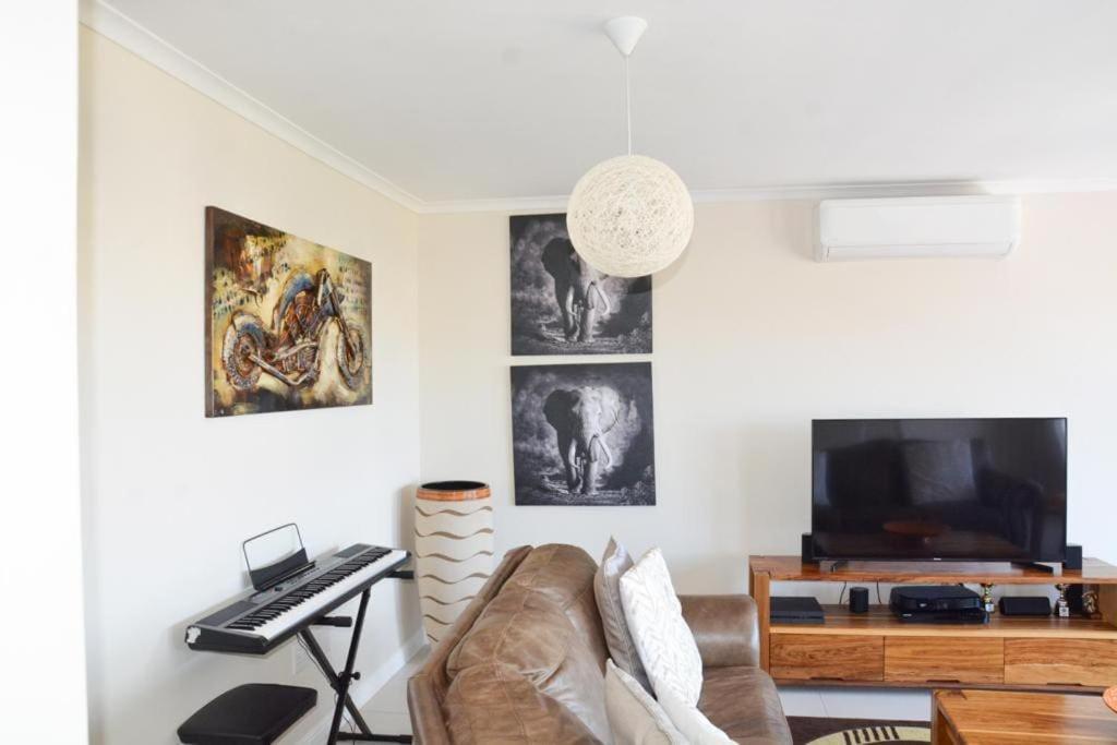 Spacious 4 Bdr With Mountain Views ,pool And Solar Backup * Cape Town