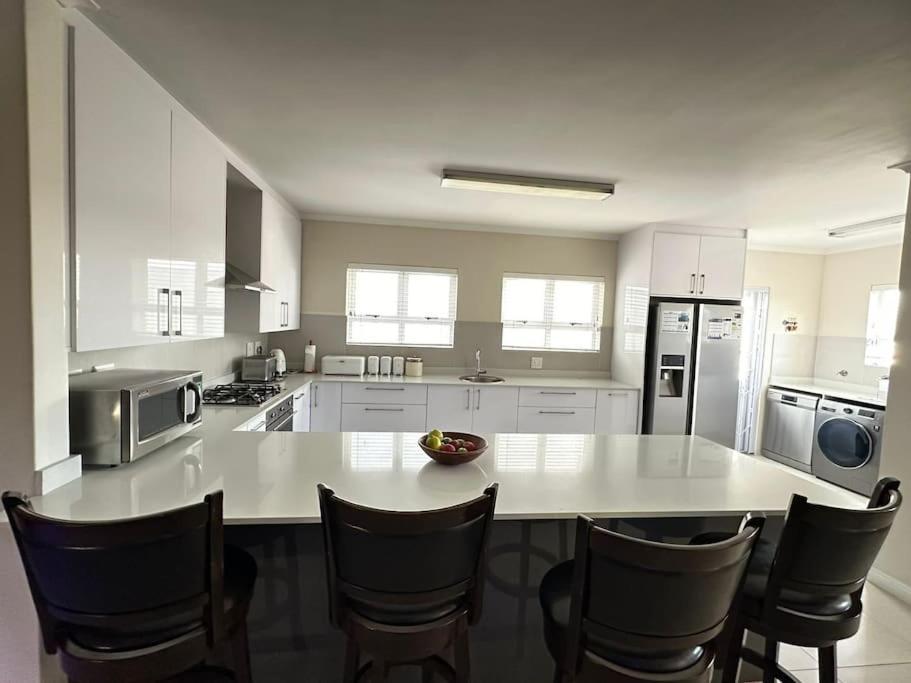 Holiday home Spacious 4 Bdr With Mountain Views ,pool And Solar Backup