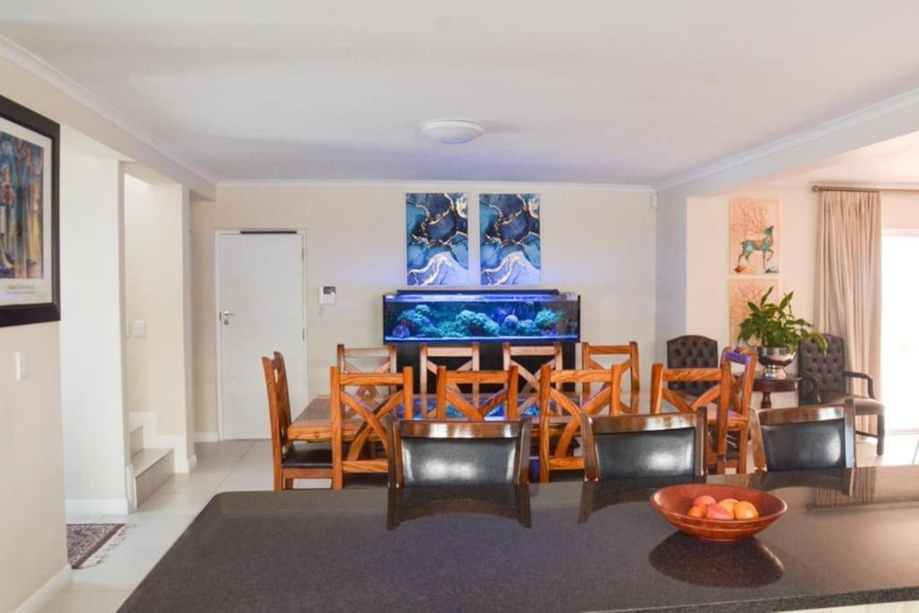 Holiday home Spacious 4 Bdr With Mountain Views ,pool And Solar Backup