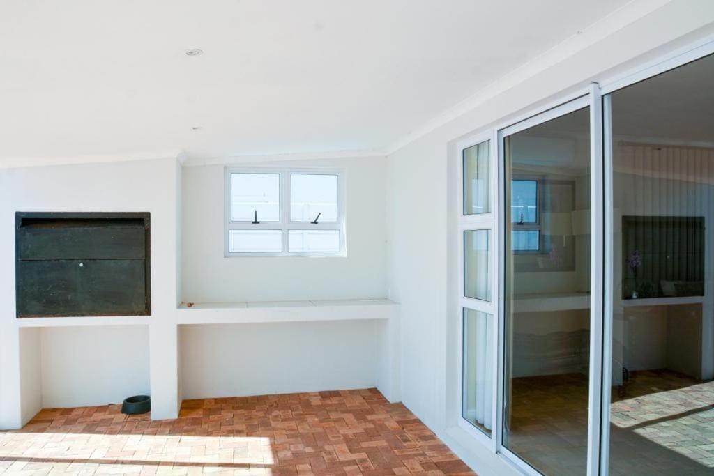 Spacious 4 Bdr With Mountain Views ,pool And Solar Backup Holiday home Cape Town