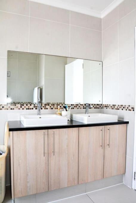 Spacious 4 Bdr With Mountain Views ,pool And Solar Backup *