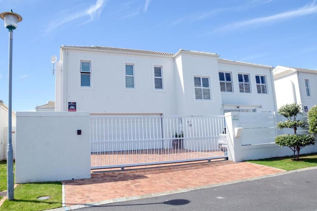 Spacious 4 Bdr With Mountain Views ,pool And Solar Backup Holiday home Cape Town