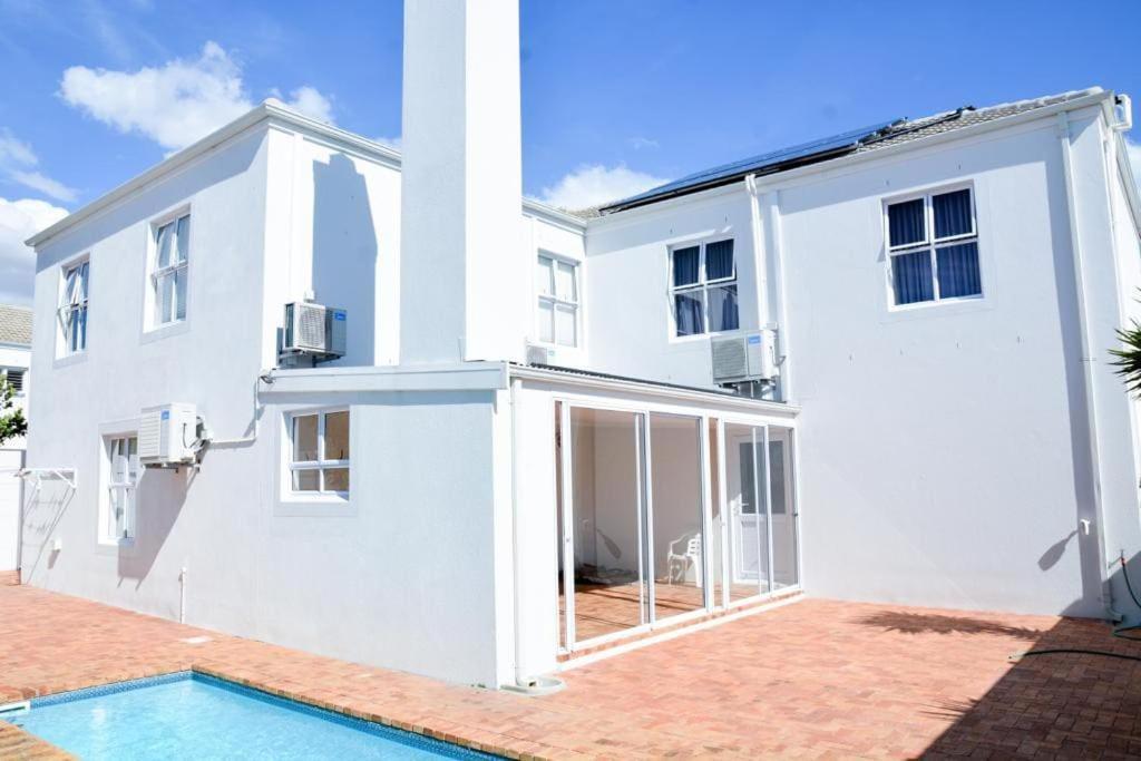 Spacious 4 Bdr With Mountain Views ,pool And Solar Backup *