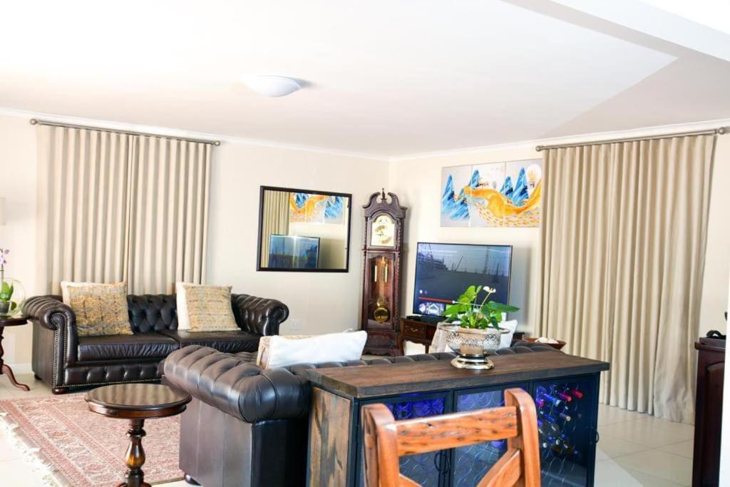 Spacious 4 Bdr With Mountain Views ,pool And Solar Backup Cape Town