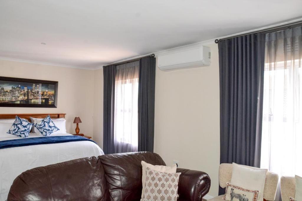 Spacious 4 Bdr With Mountain Views ,pool And Solar Backup