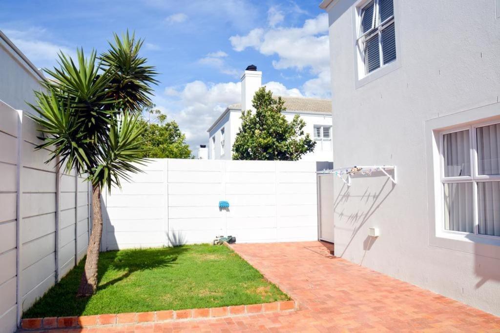 Holiday home Spacious 4 Bdr With Mountain Views ,pool And Solar Backup *