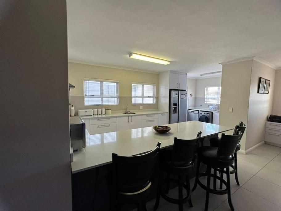 Holiday home Spacious 4 Bdr With Mountain Views ,pool And Solar Backup Cape Town