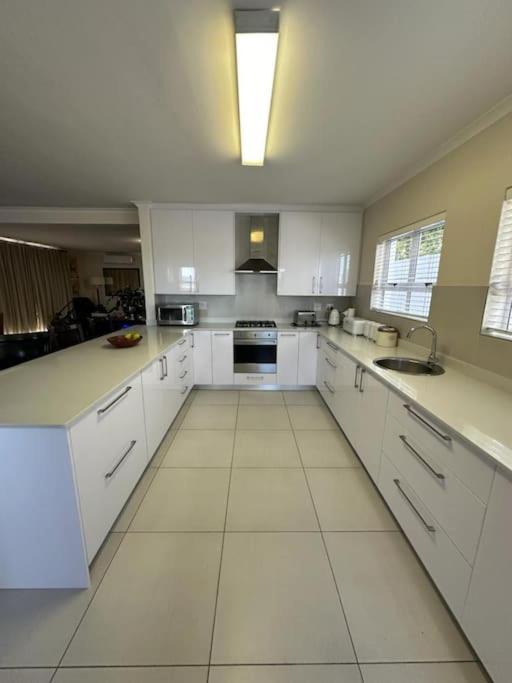 Holiday home Spacious 4 Bdr With Mountain Views ,pool And Solar Backup Cape Town