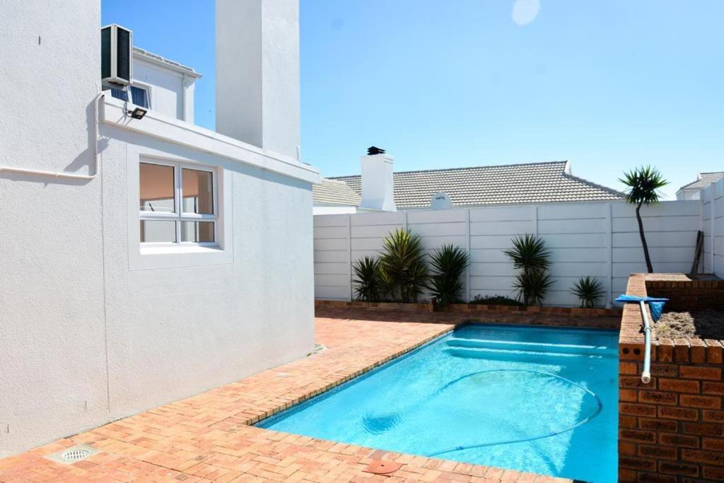 Holiday home Spacious 4 Bdr With Mountain Views ,pool And Solar Backup Cape Town