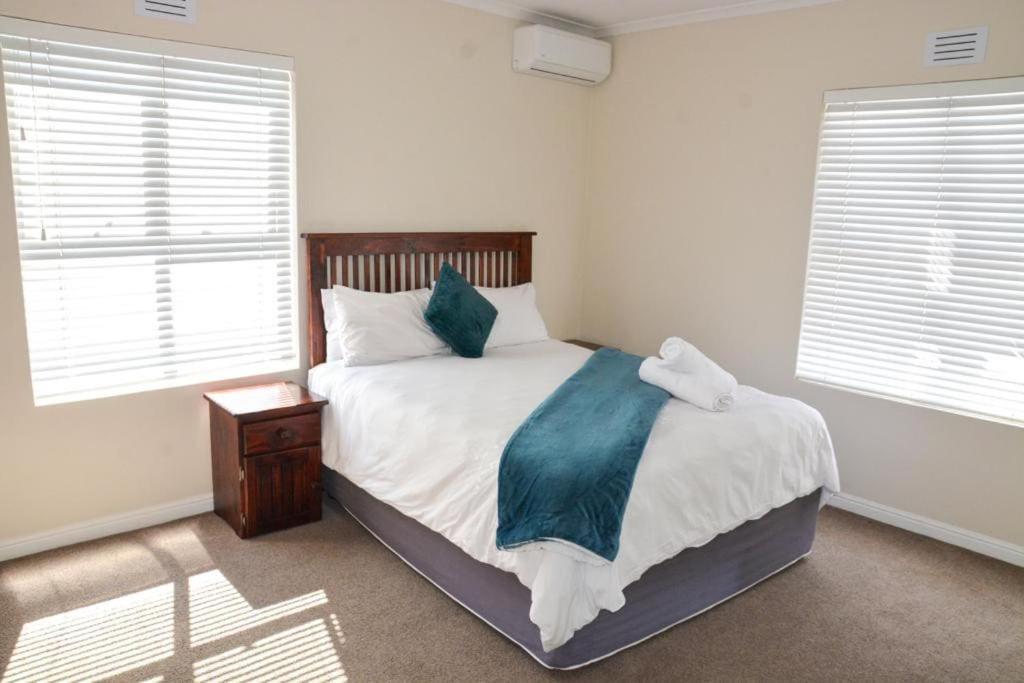Spacious 4 Bdr With Mountain Views ,pool And Solar Backup *