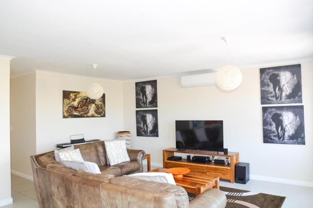 Spacious 4 Bdr With Mountain Views ,pool And Solar Backup
